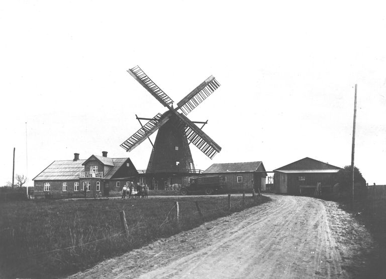 Hele familien foran møllen (ca. 1930)