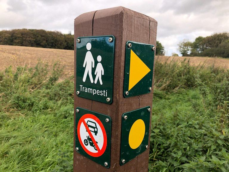 Et af de mange tramepsti-skilte